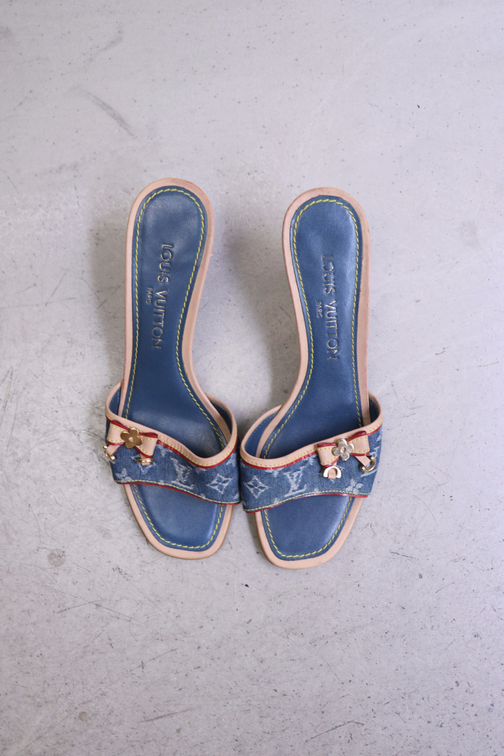 靴 Louis Vuitton 2005 Denim Bow KittenHeels Louis Vuitton Denim Monogram Bow Kitten Heels – Hauteline